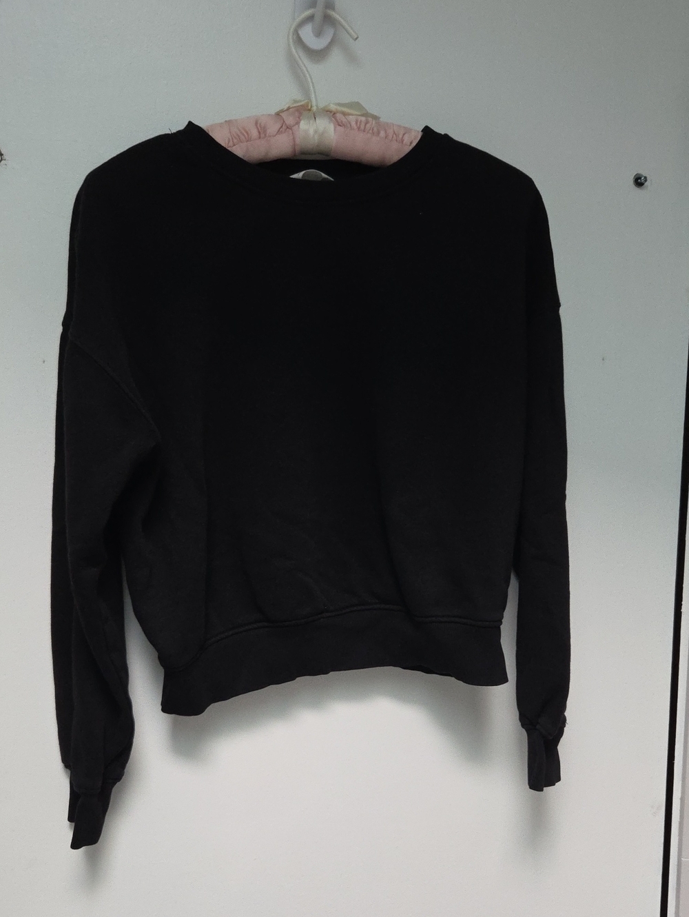 H&M Black Crewneck Cropped Sweatshirt